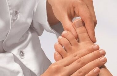 Прегледът на пръстите на лекаря с гъбичките на краката